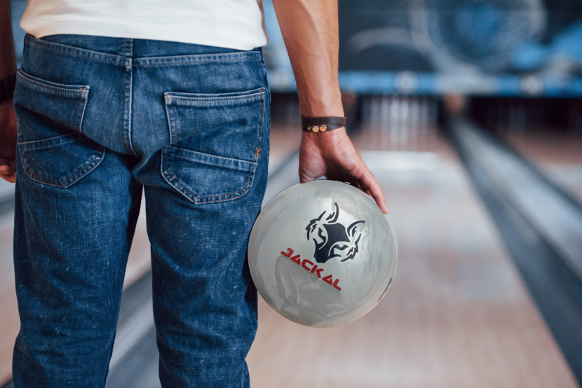 Willkommen 1 rear particle view man casual clothes playing bowling club scaled1 1